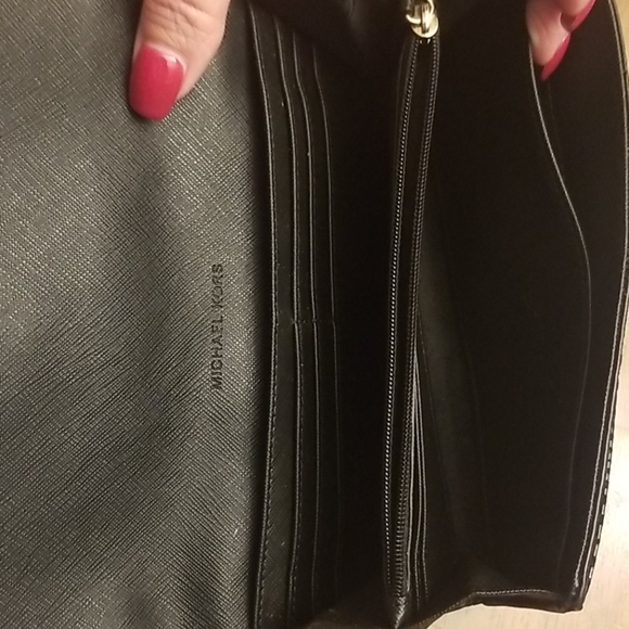 $5 ITEM. Michael Kors wallet MUST BE BUNDLED WITH AT LEAST 2 OTHER ITEMS - Picture 8 of 8